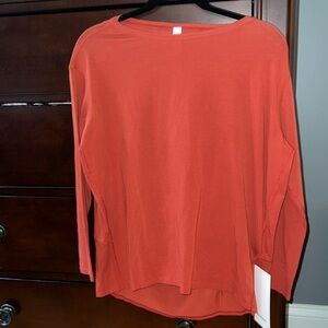 NWT Lululemon back in action long sleeve tee. Sz 4 🧡